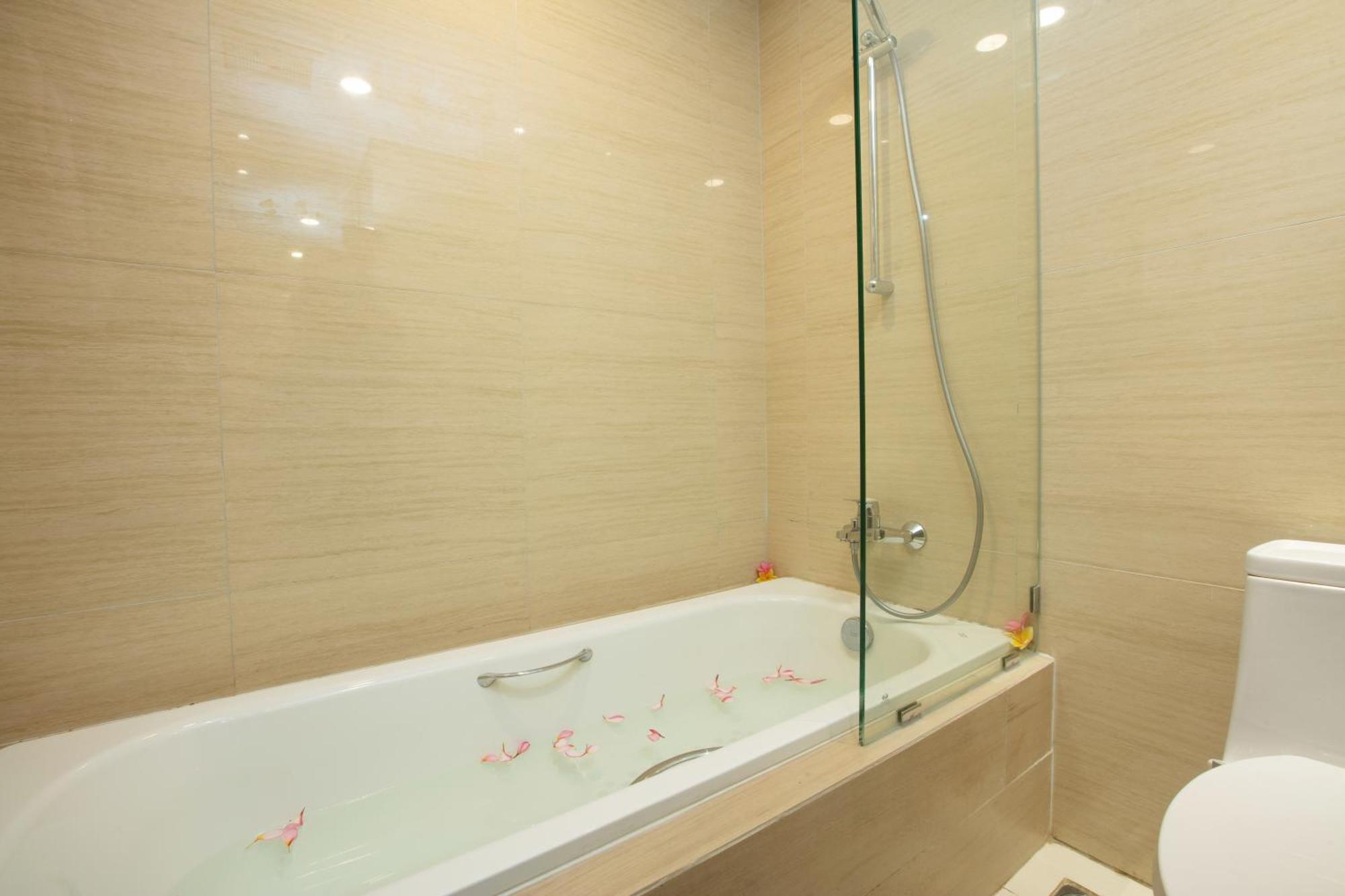Louis Kienne Cikarang Hotel & Service Apartment Bekasi Zewnętrze zdjęcie